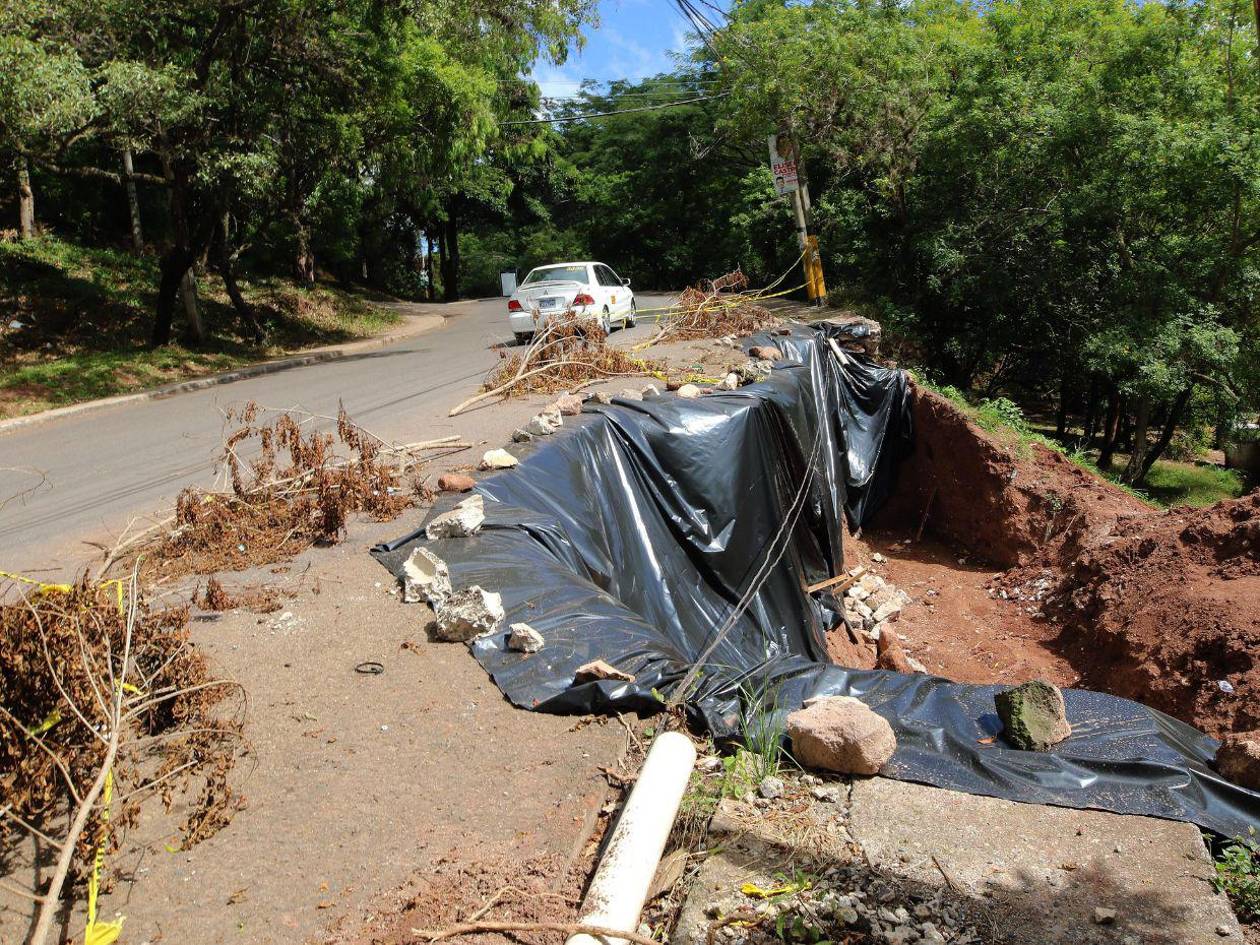 Deslizamiento en la 21 de Octubre sigue poniendo en riesgo a conductores