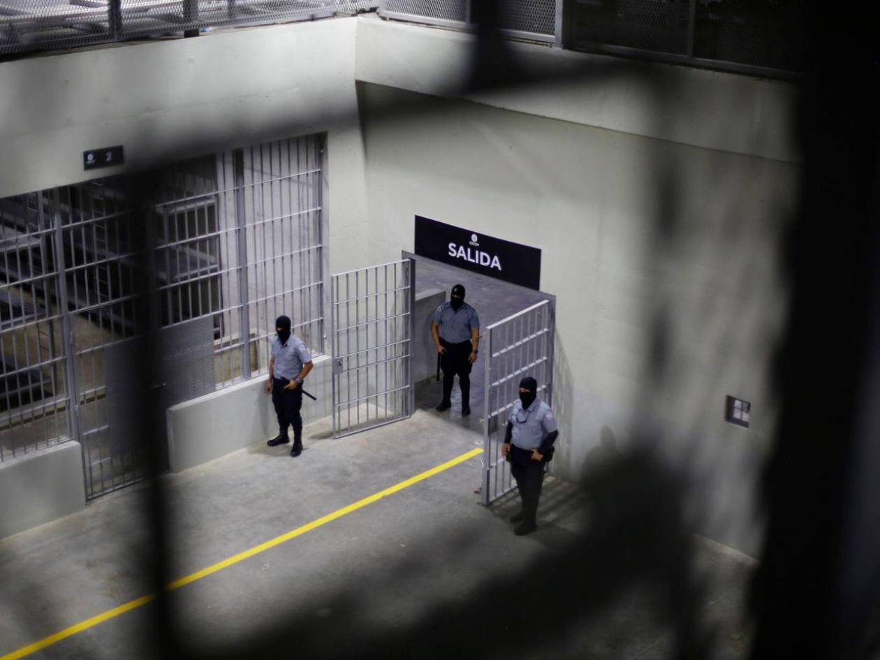 ICE confirma que envió a ciudadano salvadoreño por error al Cecot