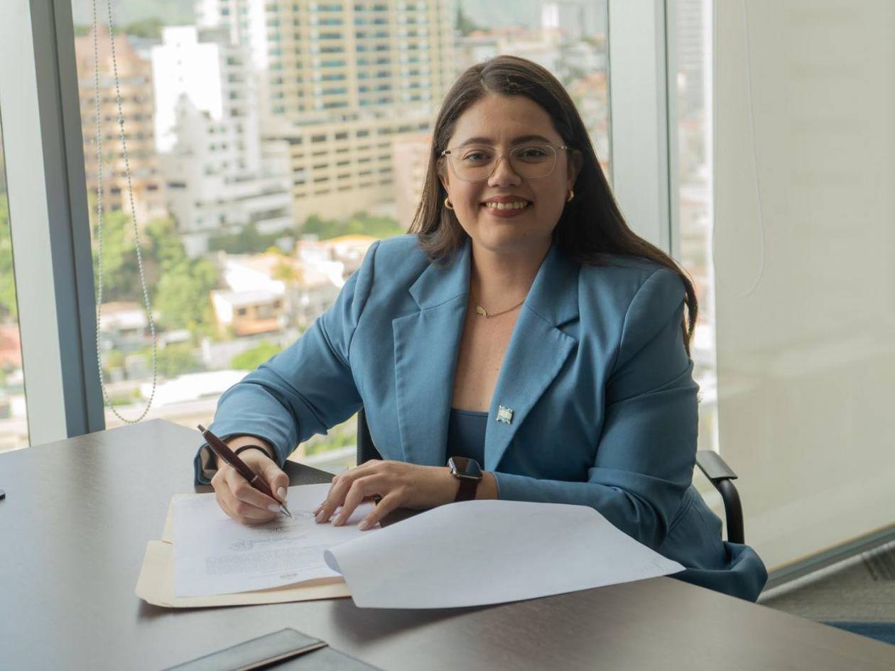 Juramentan a esposa de comisionado del RNP como vicecanciller en lugar de Tony García