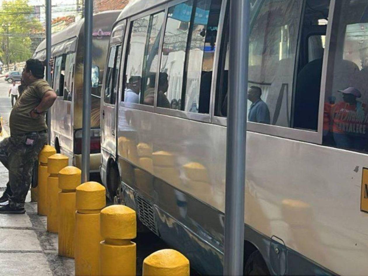 Transportistas se toman calles en centro de Tegucigalpa y exigen a Sefin pago de bono compensatorio