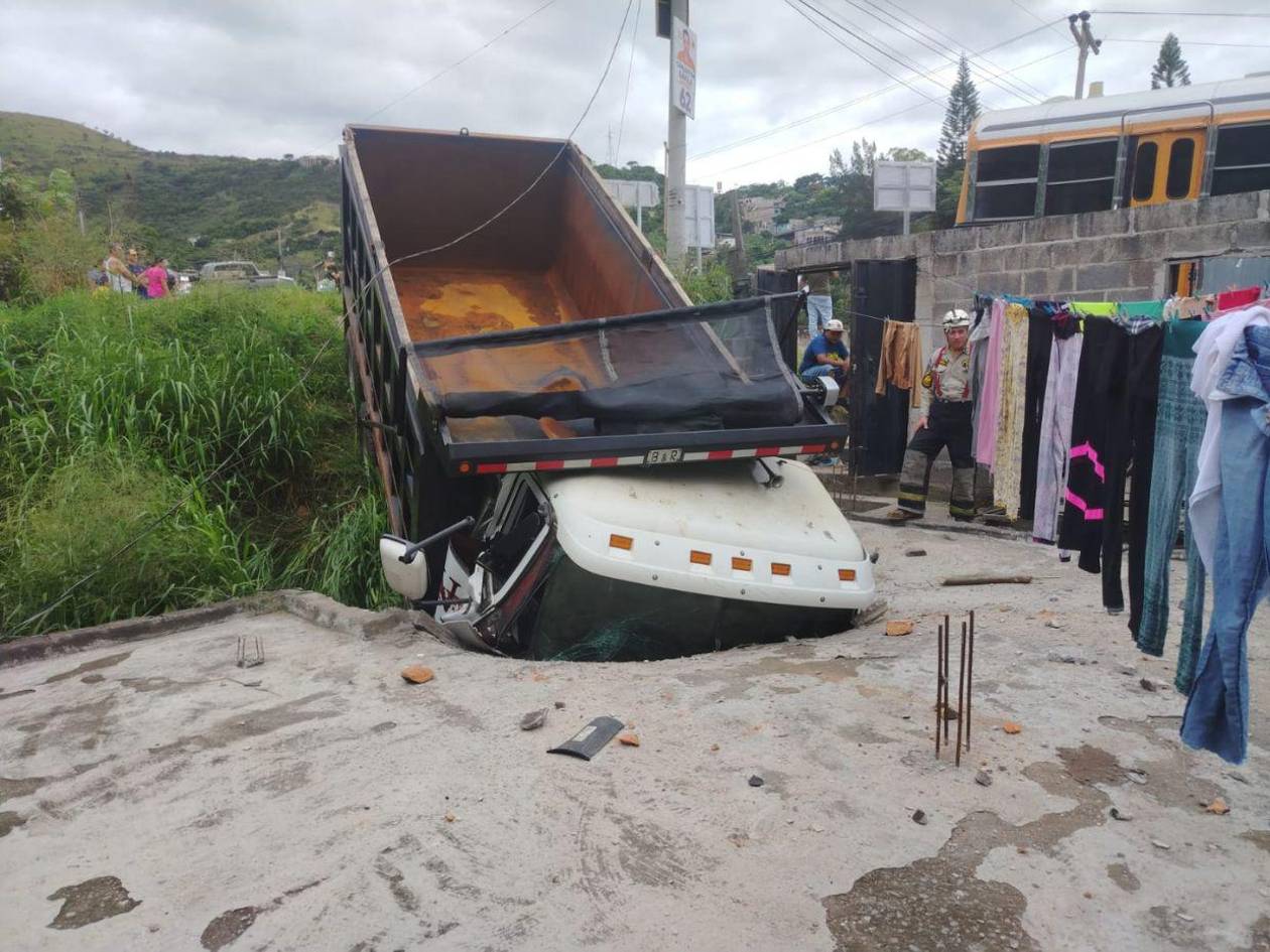Volqueta cae sobre una casa en la aldea Santa Rosa de la capital