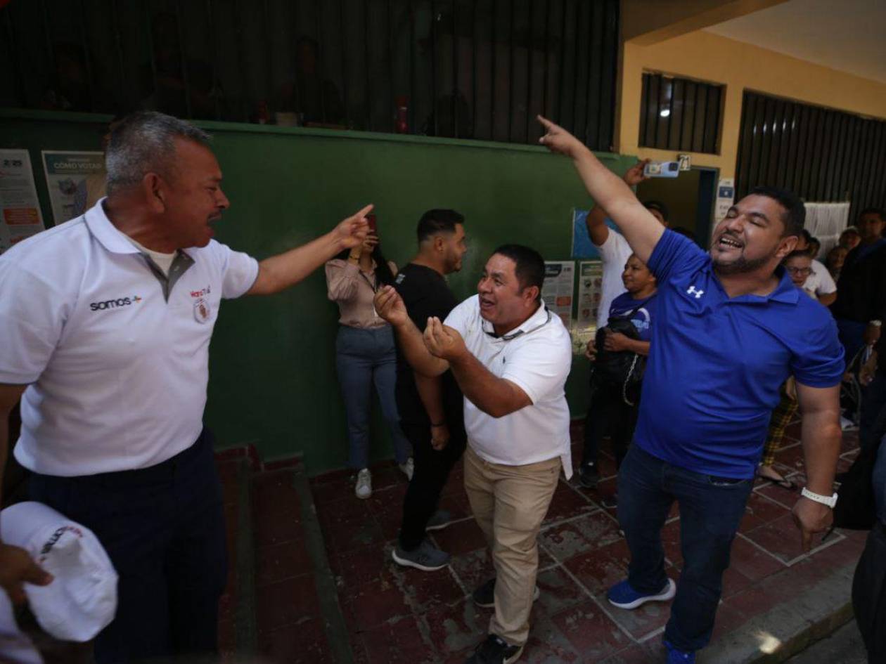 “No volverán” y “Libre nunca más”, gritan votantes en centros donde se repiten elecciones