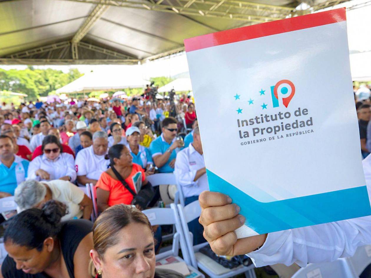 Entregan más de 1,100 títulos de propiedad a pobladores de Olanchito, Yoro