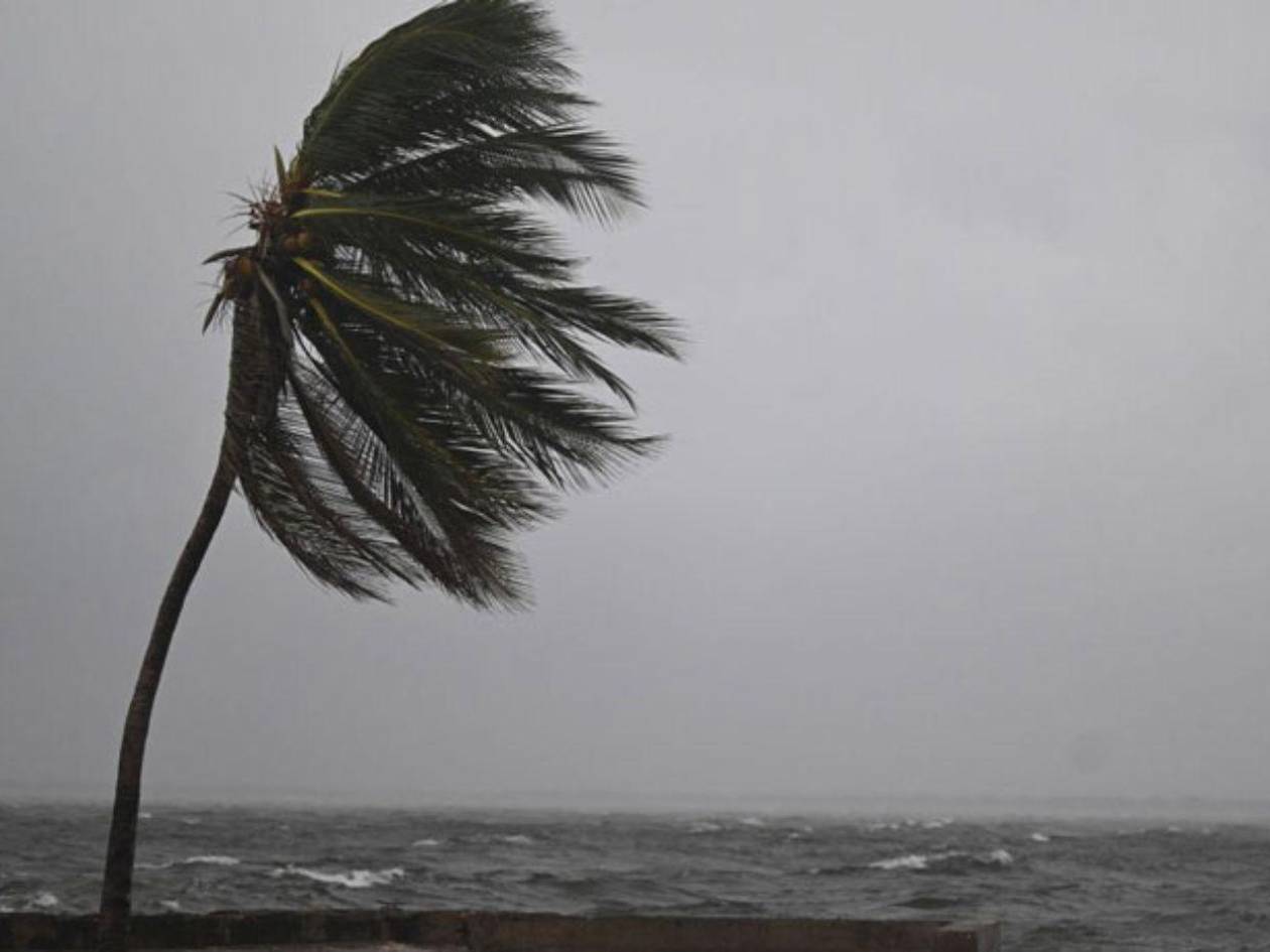 Vientos catastróficos golpean a Jamaica ante la llegada del huracán Melissa