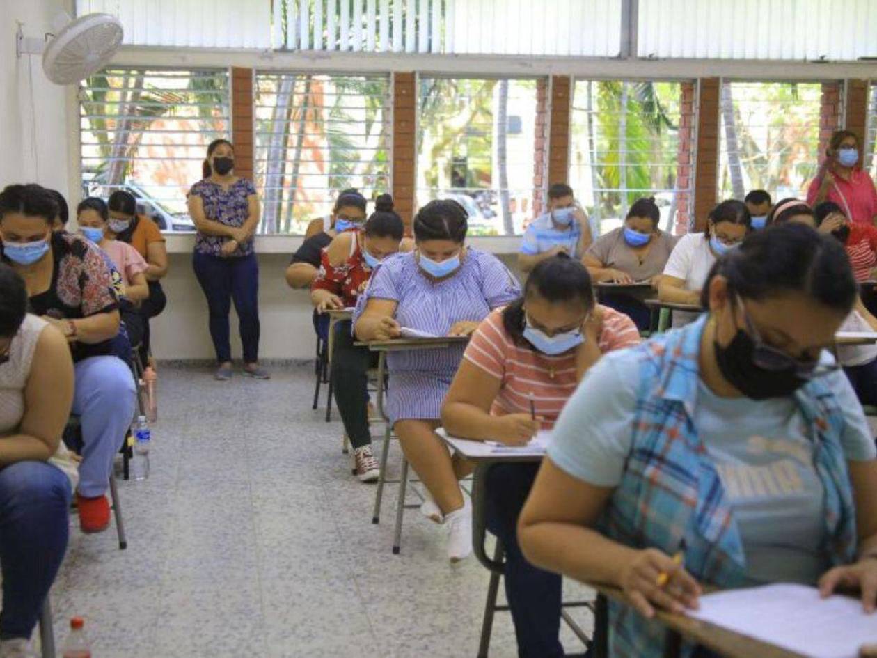 Más de 20,000 maestros desempleados esperan el concurso docente