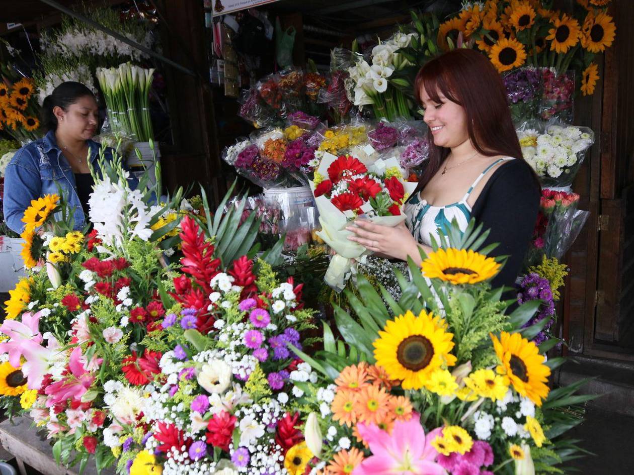 Flores y otros regalos, listos para el Día de San Valentín