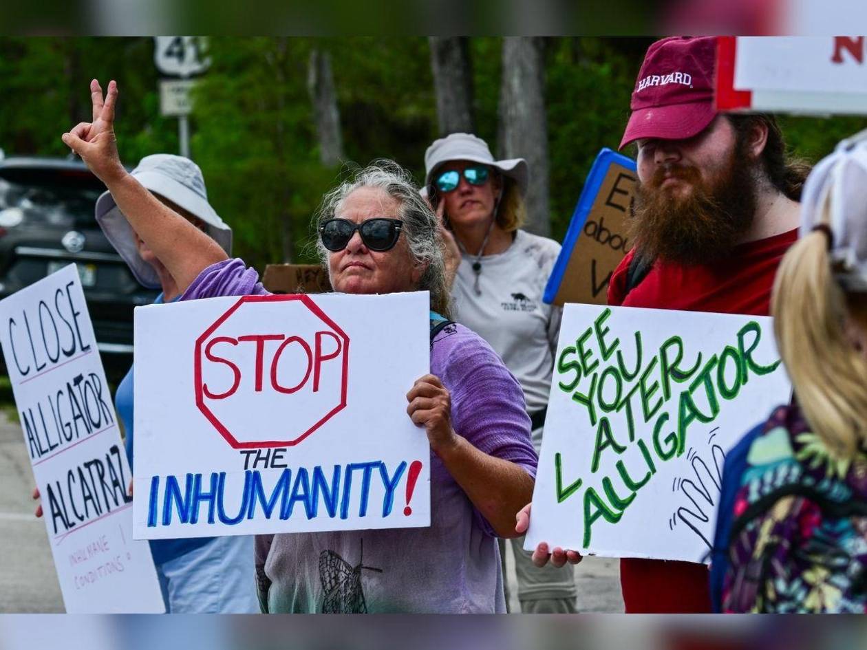 Legisladores denuncian trato inhumano en ‘Alligator Alcatraz’, en Florida