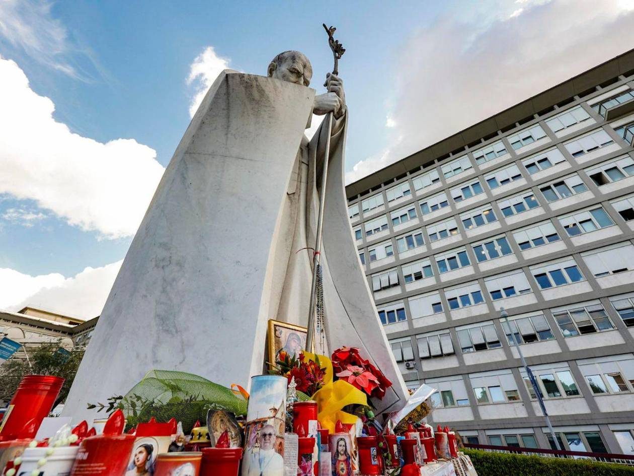 Papa llega al mes hospitalizado “estable” pero con una “lenta” recuperación