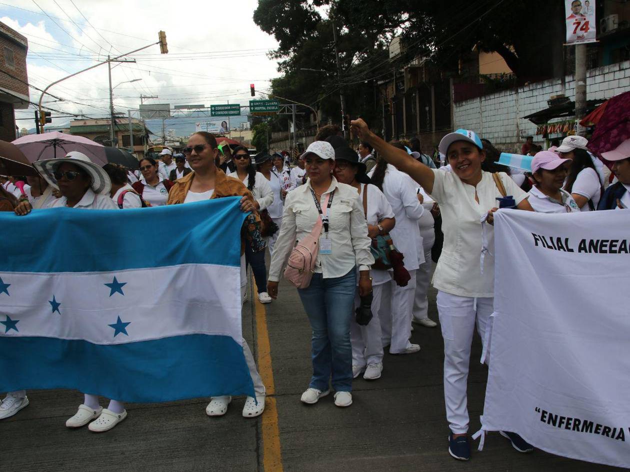 Enfermeras auxiliares en protesta piden apoyo al Colegio Médico y denuncian amenazas