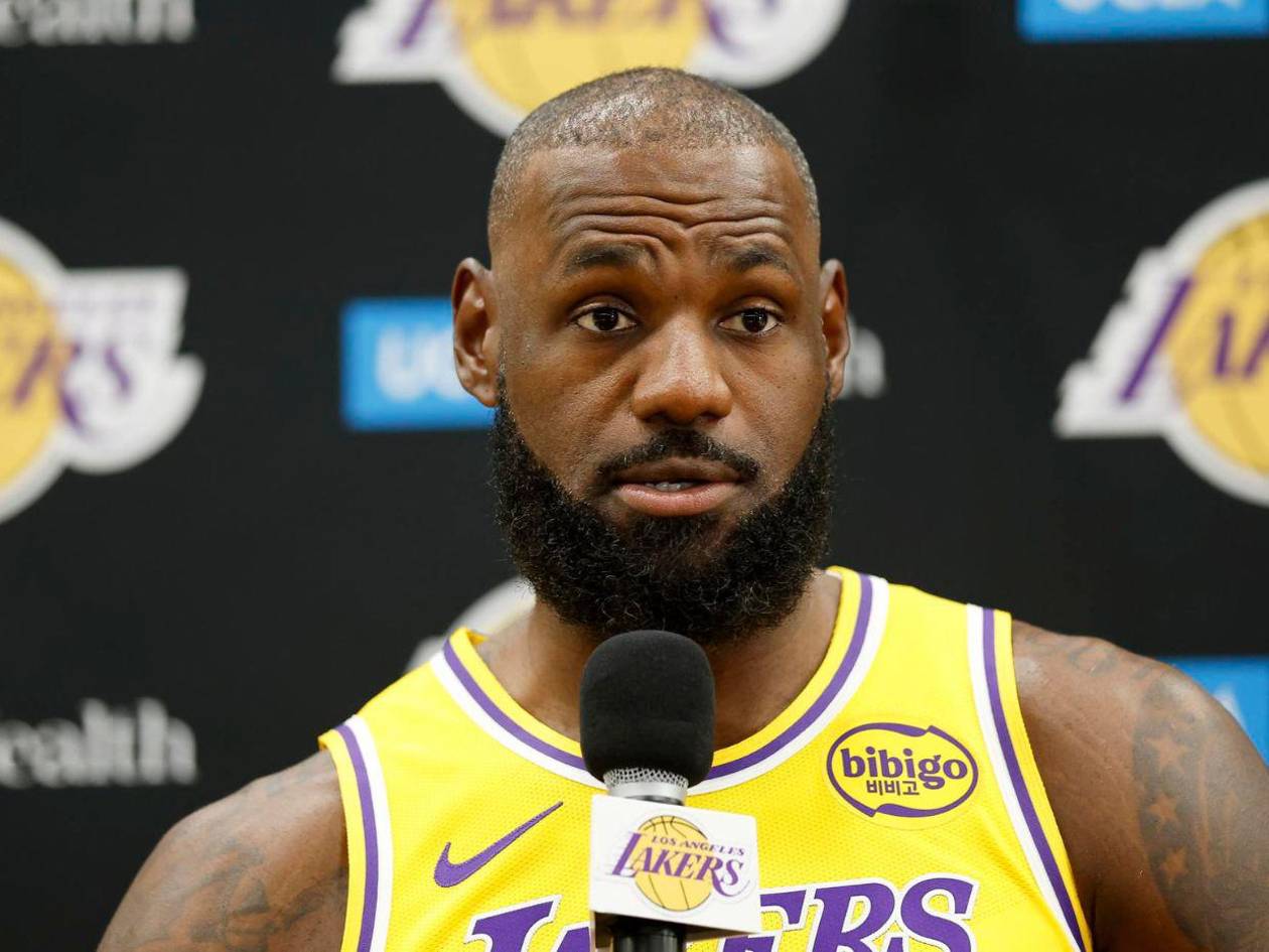Critican a Lebron James por utilizar truco publicitario para promocionar marca de alcohol