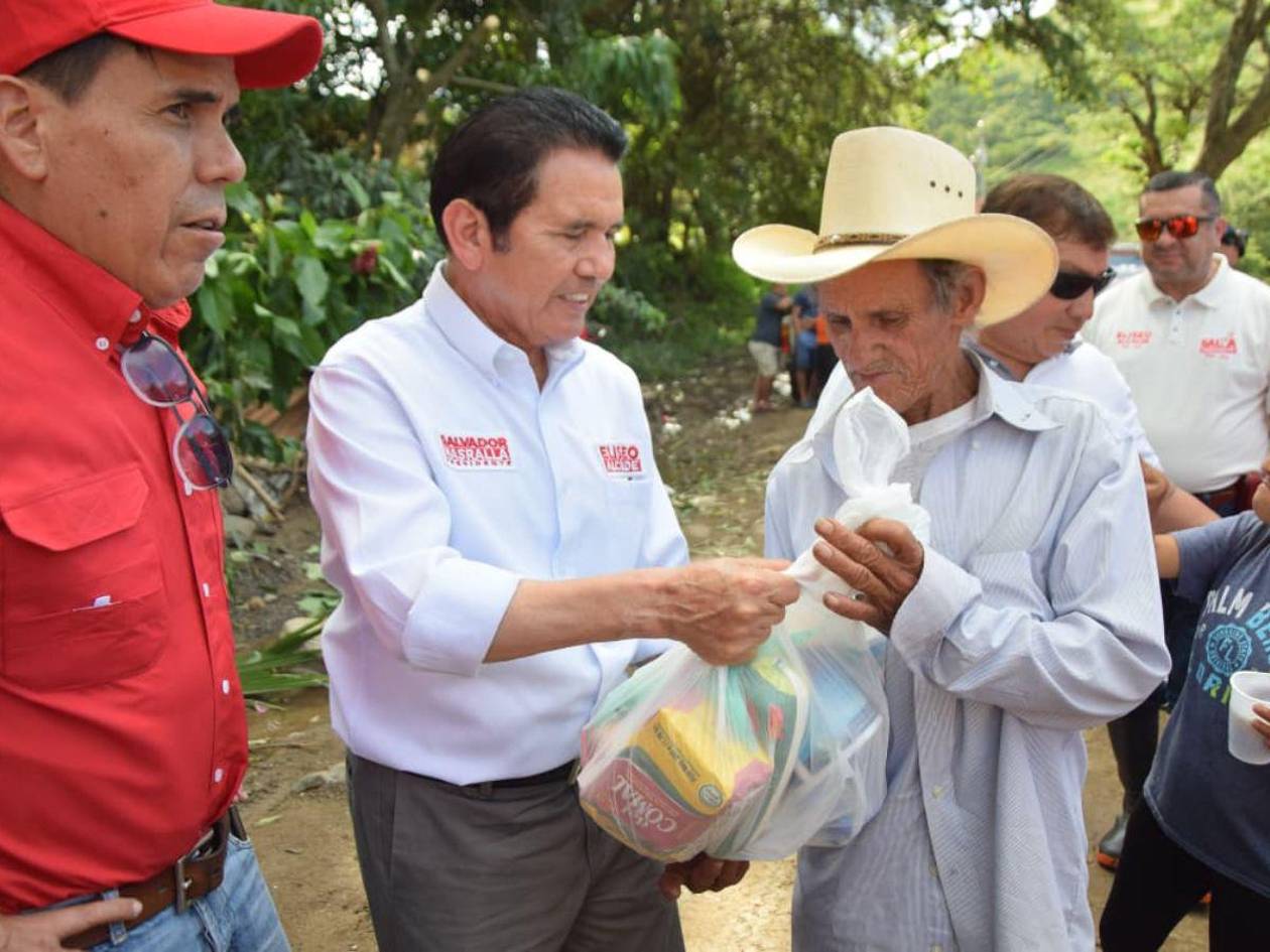 Eliseo Castro apoya a familias afectadas por lluvias en Río Abajo