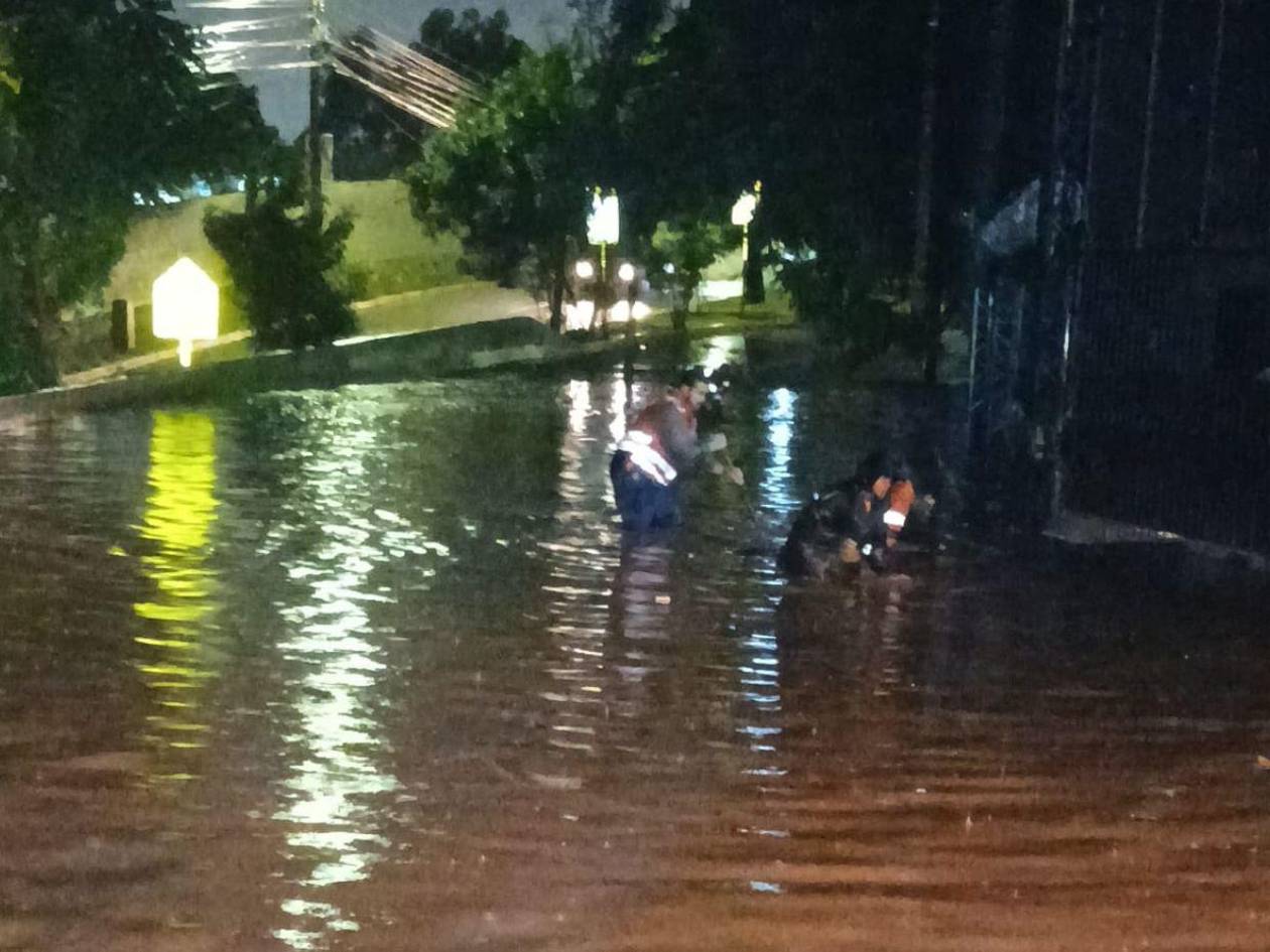 Videos: desbordamiento e inundaciones reportan capitalinos tras fuertes lluvias