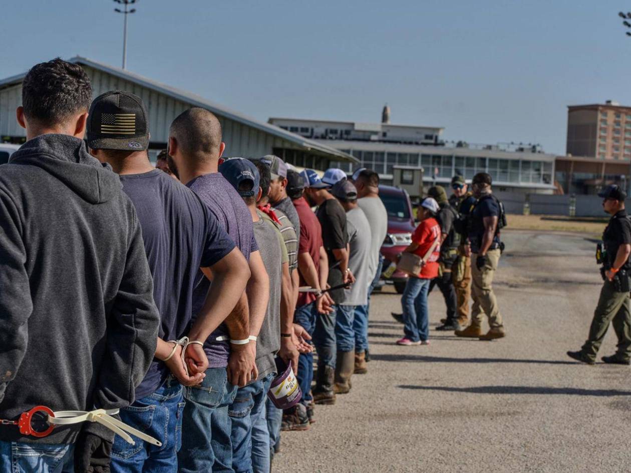 Fiscal de Florida propone crear la prisión Alcatraz Lagarto para migrantes