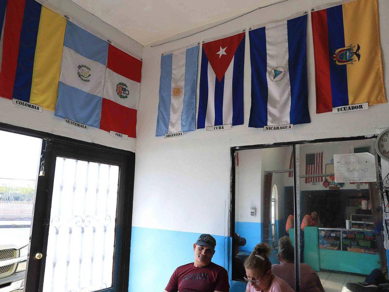 Congelan solicitudes migratorias de personas que llegaron a EE UU con “parole”