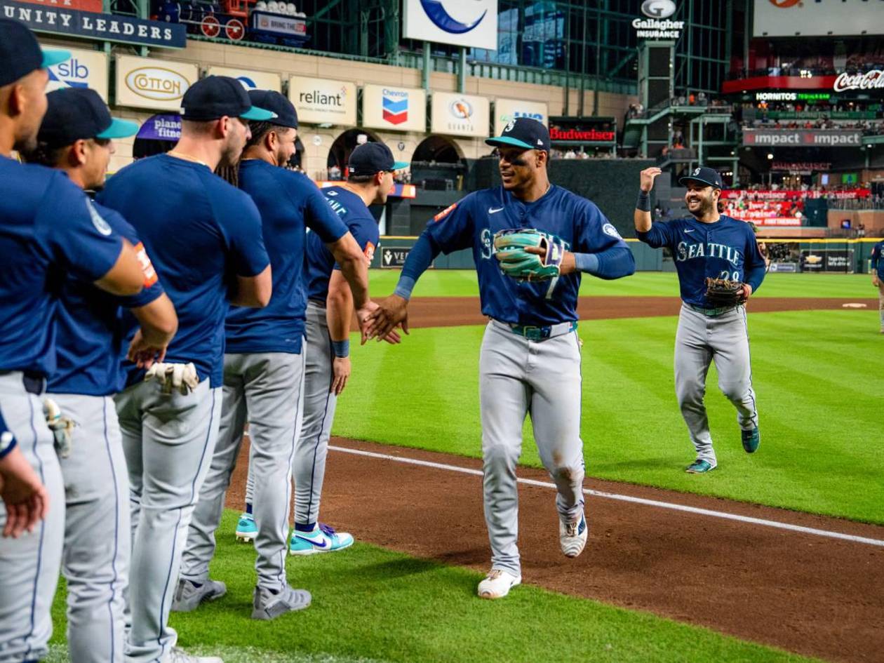 Seattle blanquea a los Astros de Mauricio Dubón y los complica en la clasificación a playoffs de MLB