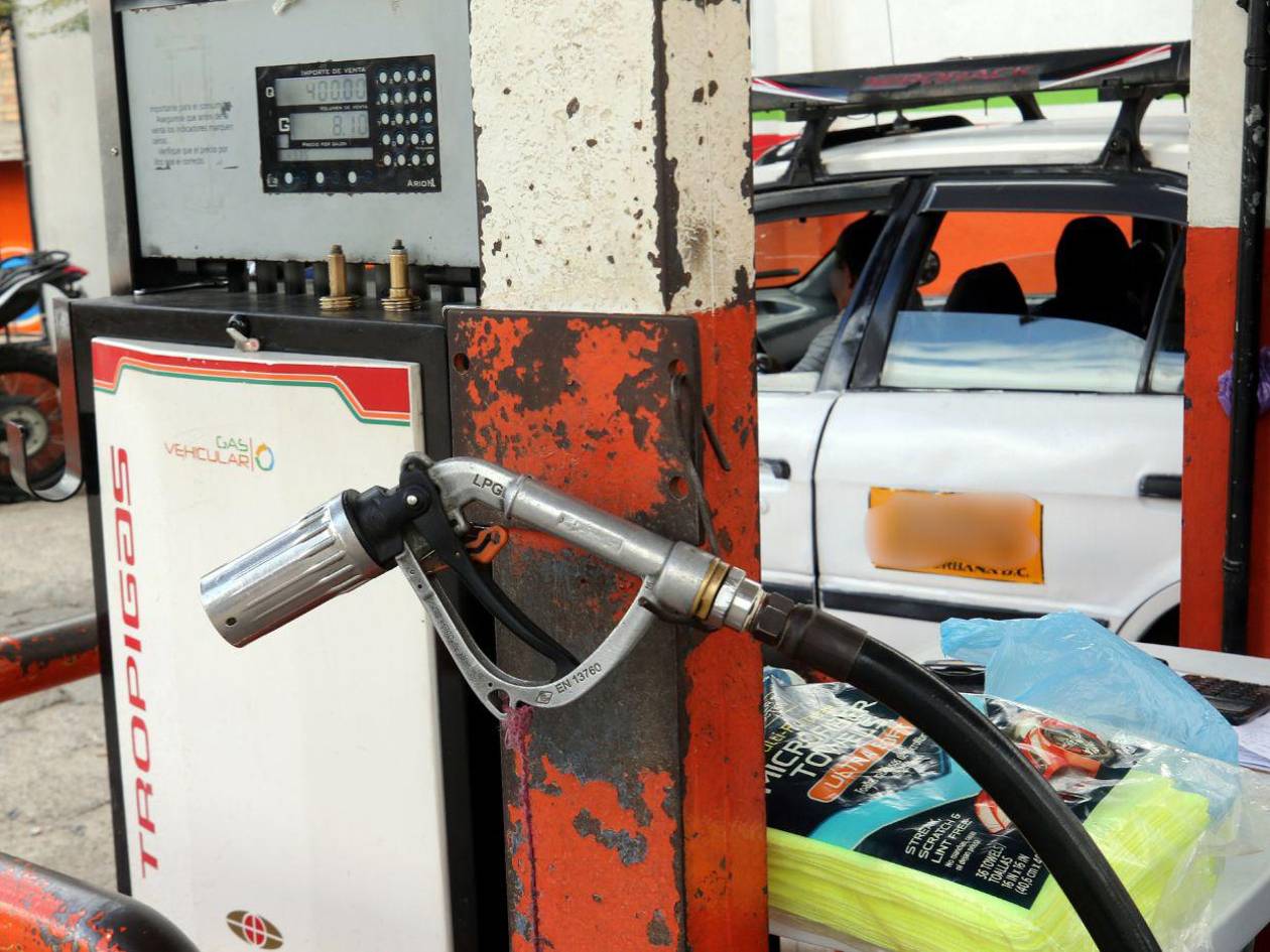 Asociaciones de taxistas hacen negocio con sistemas de gas que regala el gobierno