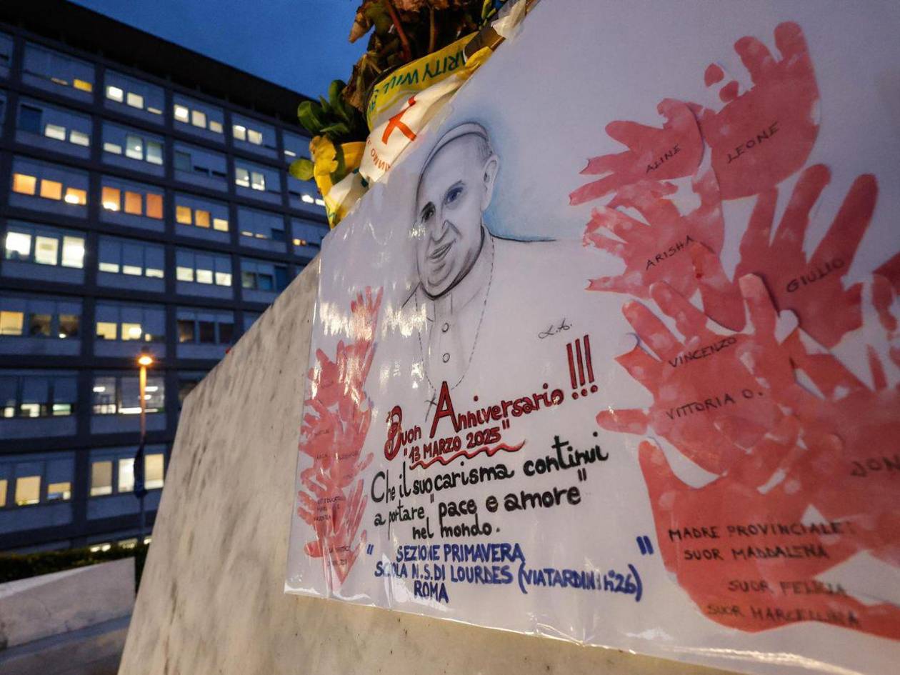 El papa pide por jóvenes desde el hospital: “sufren una crisis de identidad”