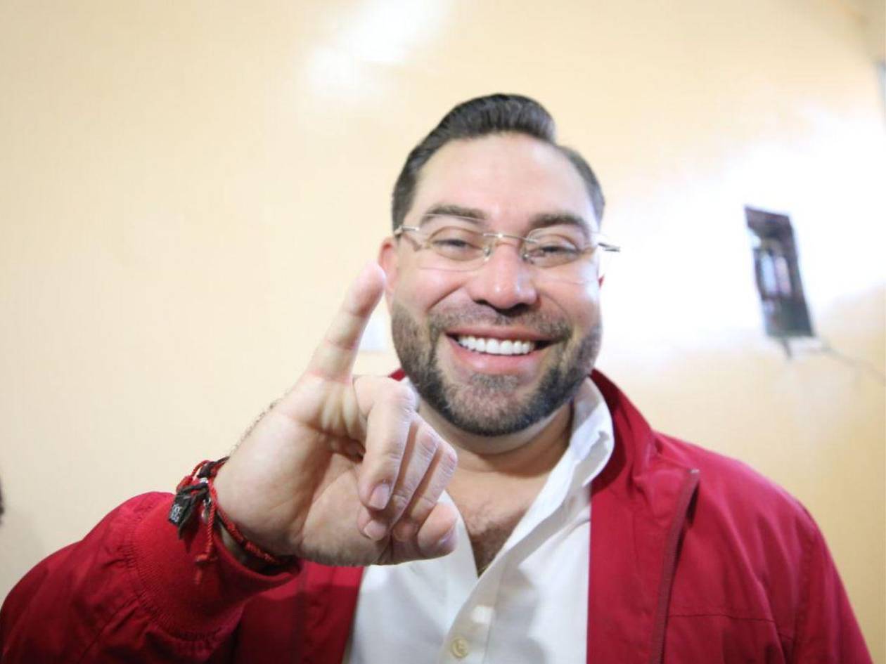 Precandidatos que aún siguen sin poder votar tras falta de maletas y cierre de centros de votación