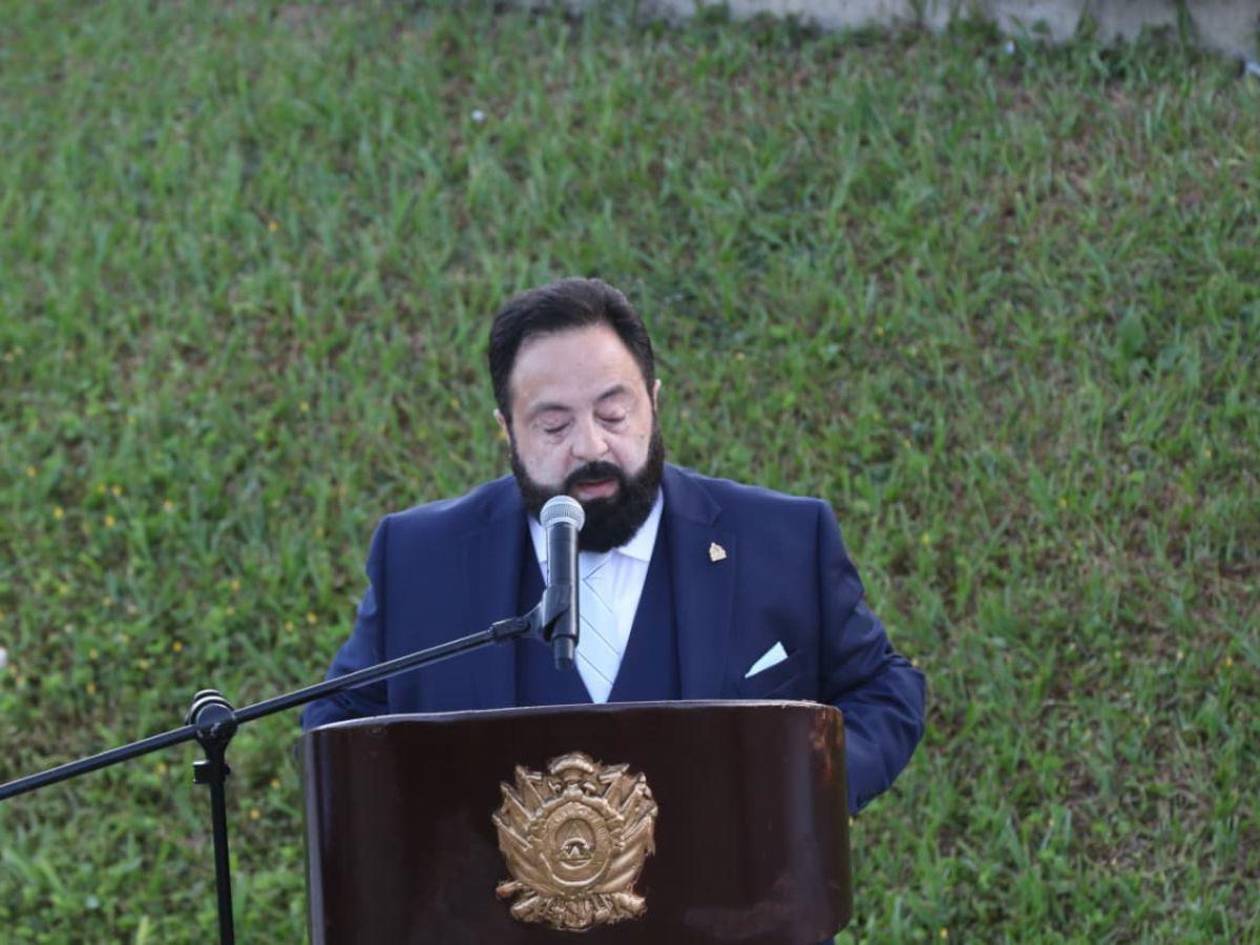 “Instituciones civiles y militares deben rendir tributo y respeto a la Bandera Nacional”: Luis Redondo