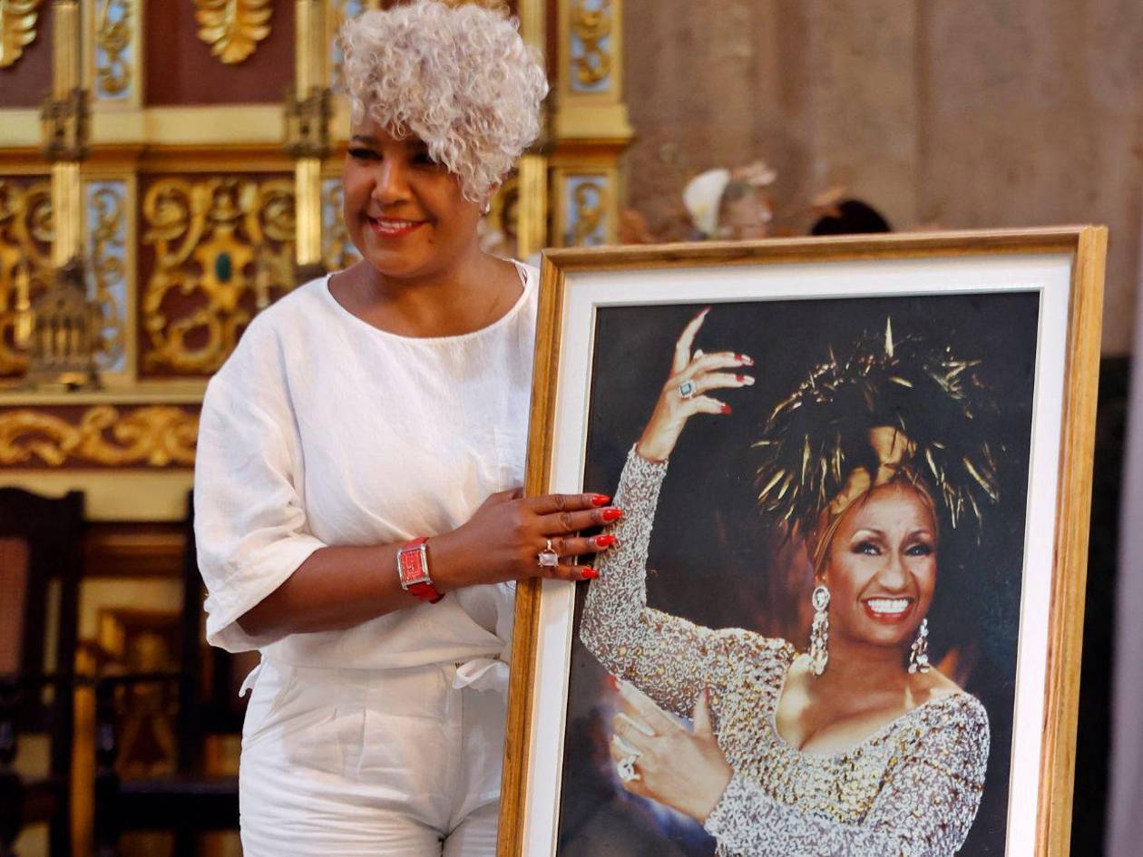 Sin homenajes oficiales, Cuba recuerda en misa a Celia Cruz