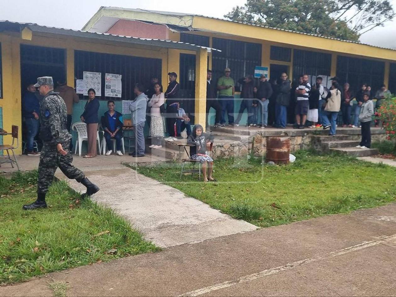 Santa Ana registra alta participación electoral con largas filas de votantes