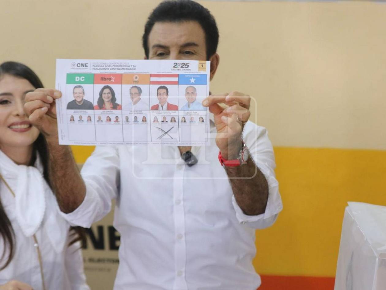 Nasralla ejerce su voto en la escuela República de Honduras de colonia Alameda