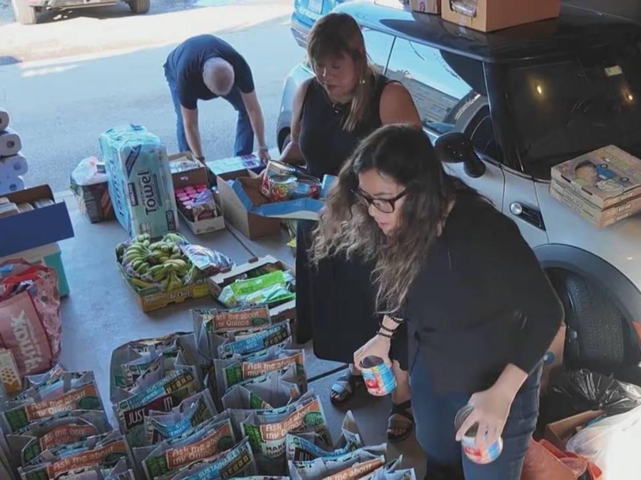 Hermanas mexicanas reparten comida a familias con miedo a salir por redadas en Chicago