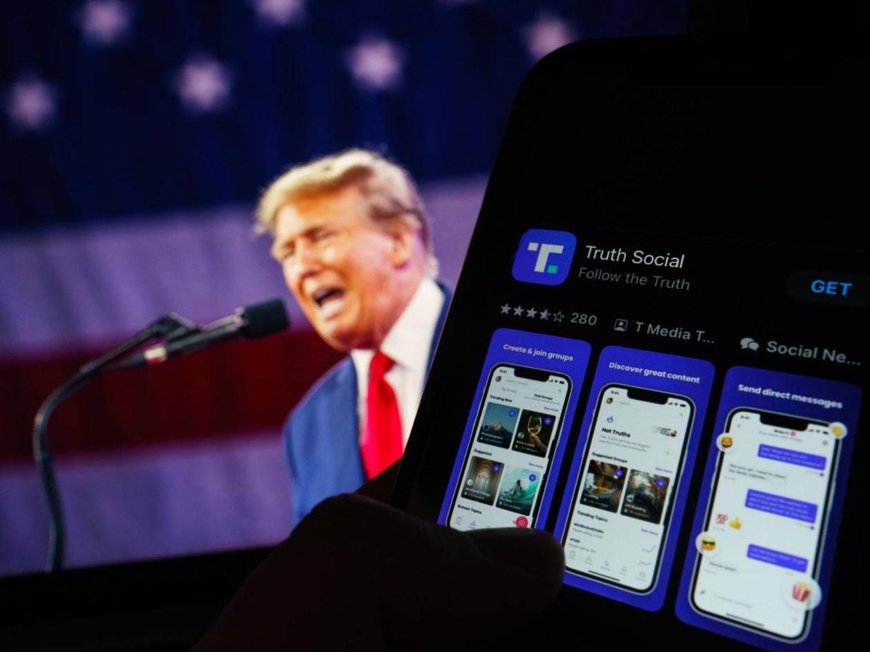 Trump reaparece con más de 40 mensajes en Truth Social tras rumores sobre su estado de salud