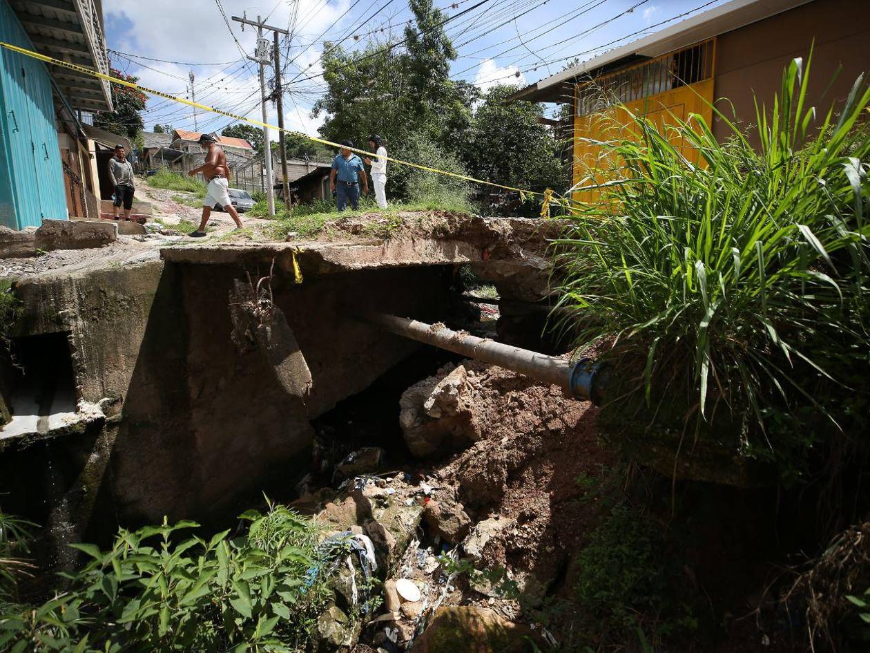 Lluvias empeoran s​​​​ocavón en la Villa Nueva que mantiene en riesgo a vecinos