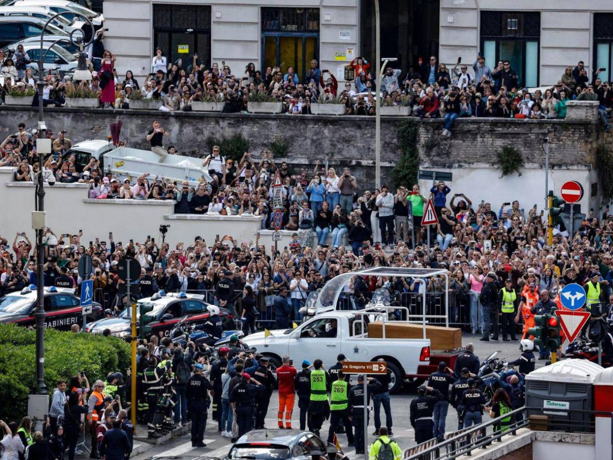 Unas 150 mil personas se despidieron del papa Francisco durante el cortejo fúnebre