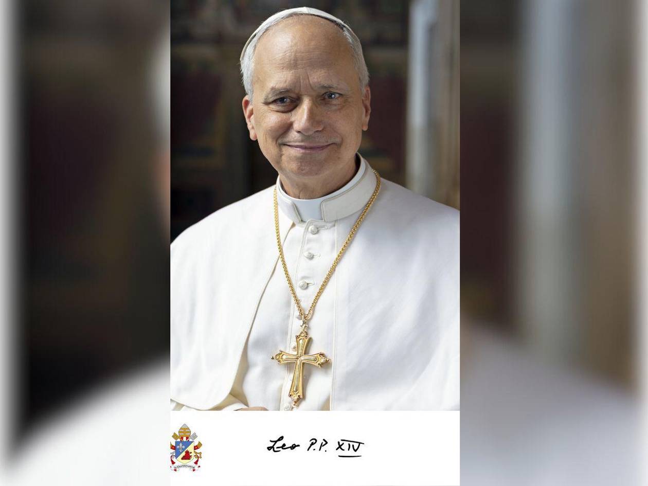 La foto oficial de León XIV: Con su firma en latín y la cruz relicario