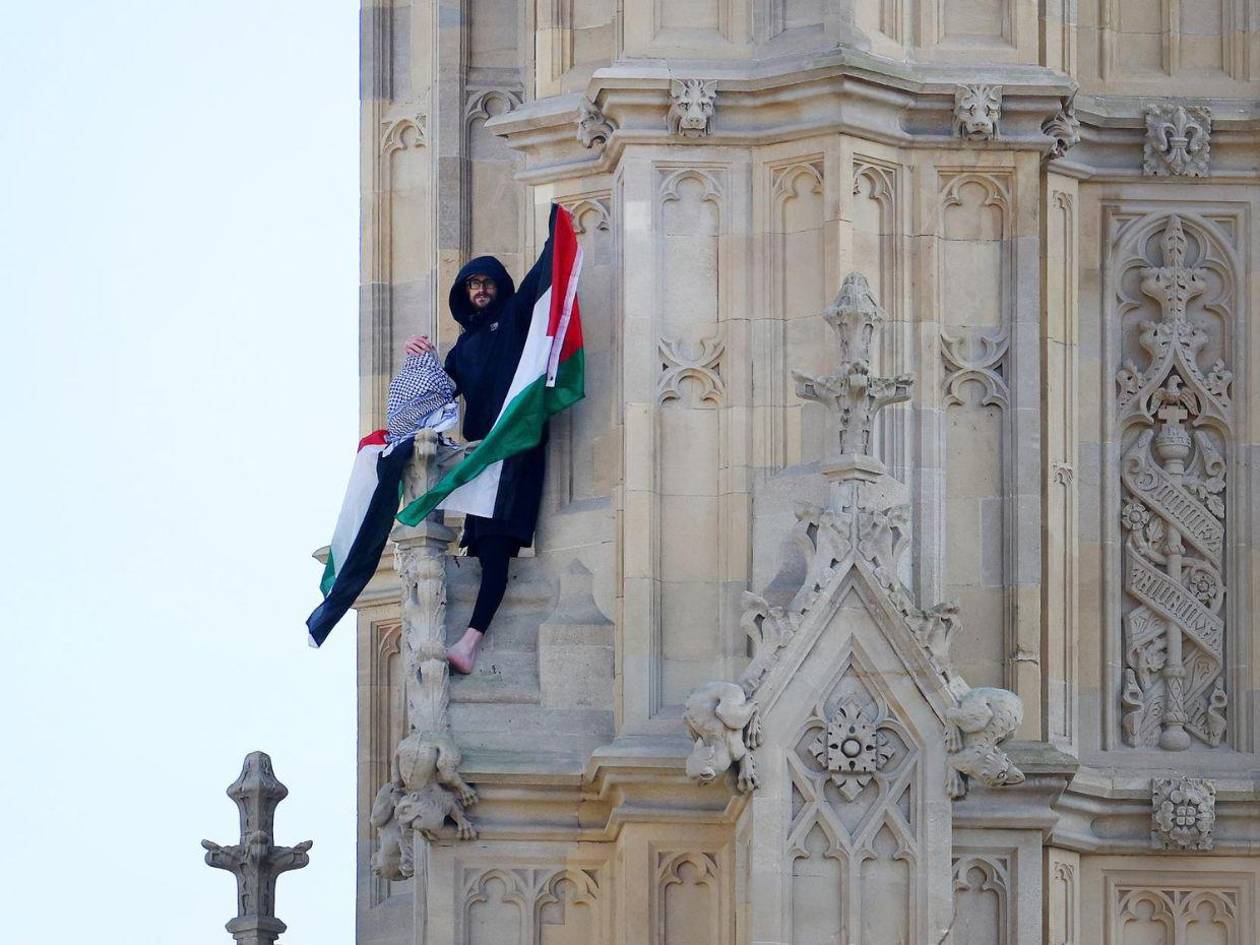 Hombre escala la torre del Big Ben en Londres con una bandera palestina