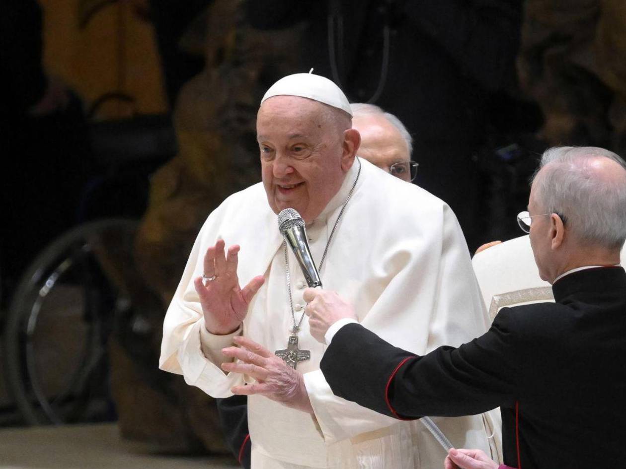 ¿Qué es la neumonía bilateral que tiene el papa Francisco?