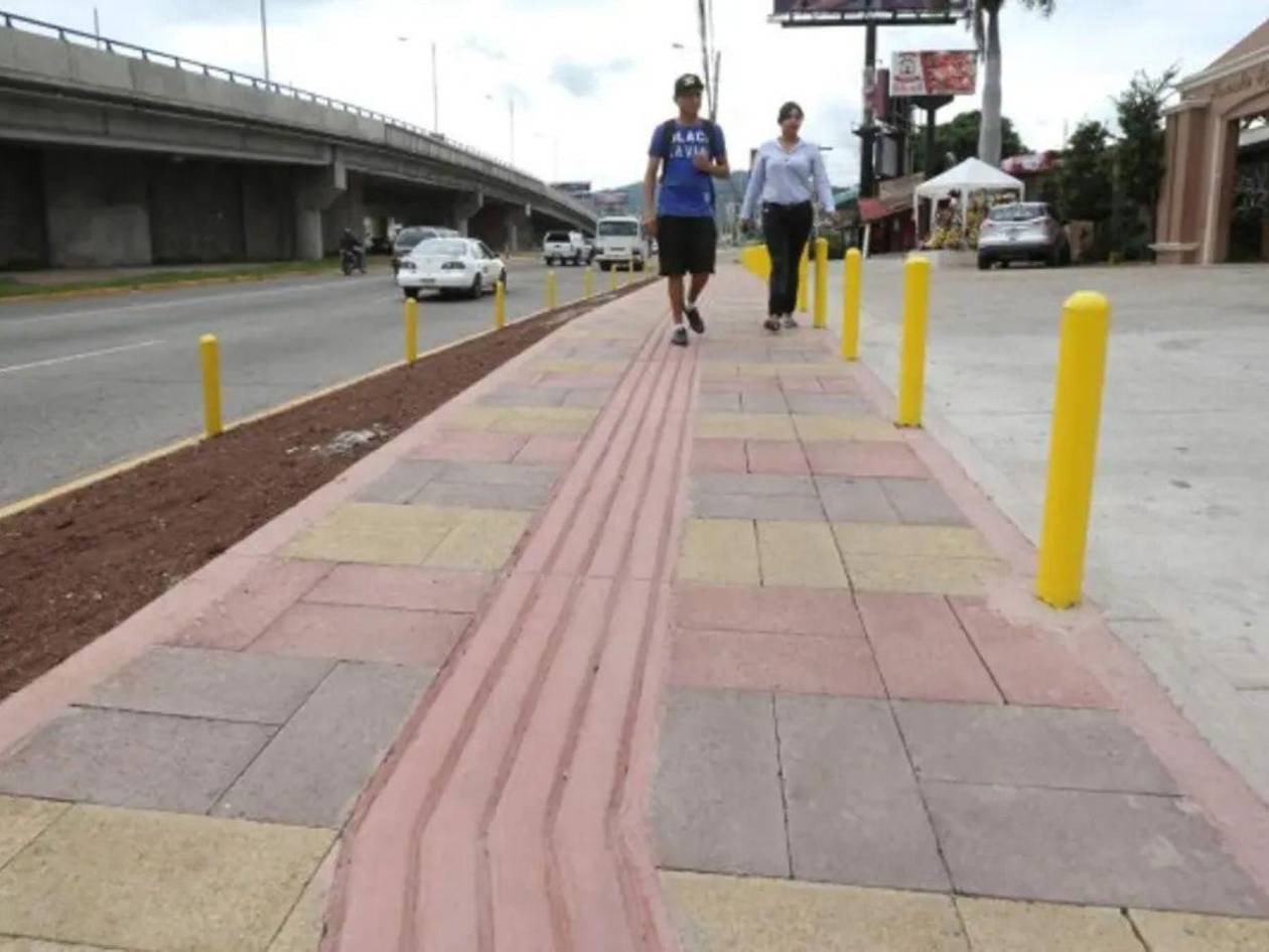 Aceras invadidas dificultan la movilidad de personas con discapacidad visual