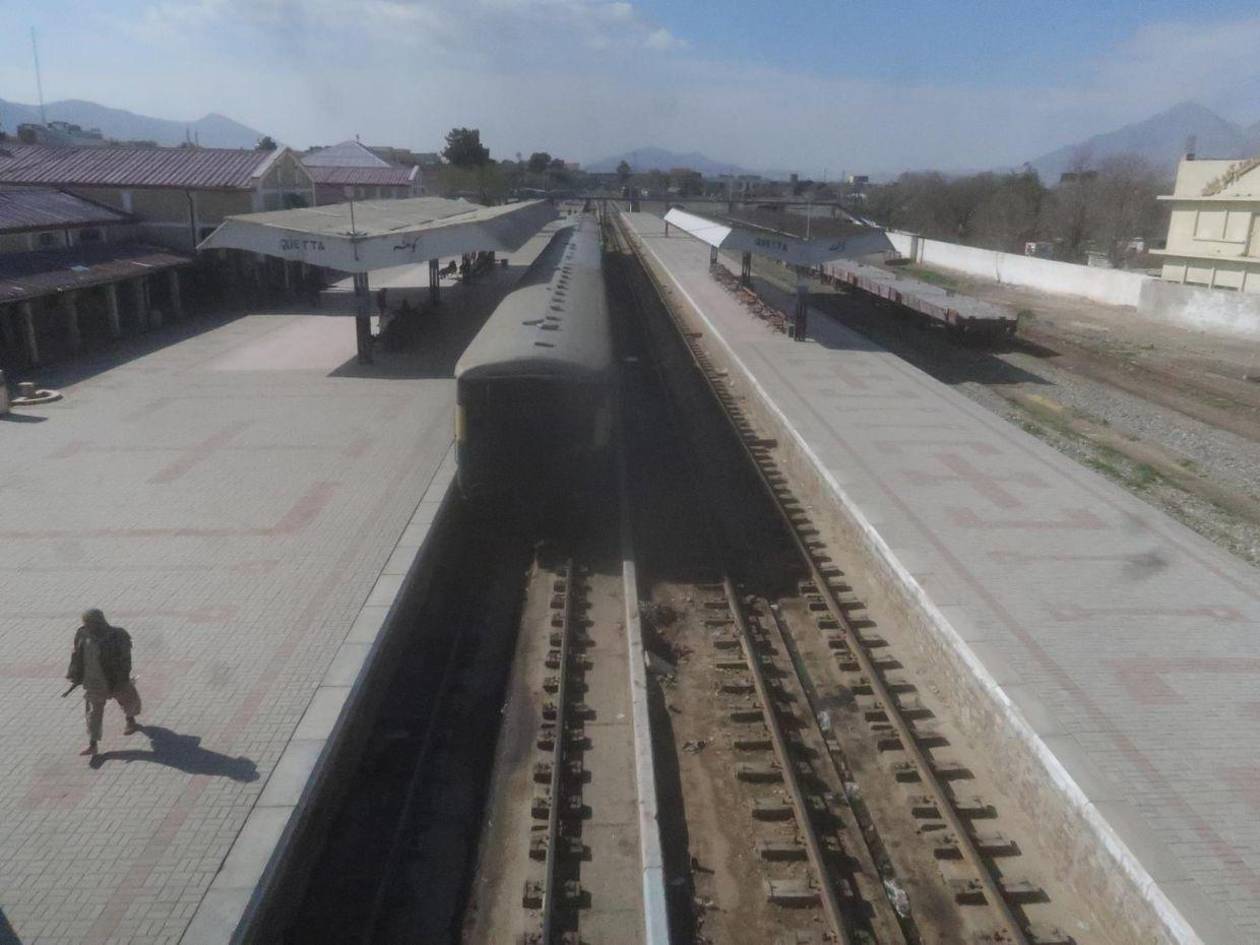 Pakistán confirma muerte de 21 pasajeros y 33 atacantes tras el secuestro de un tren