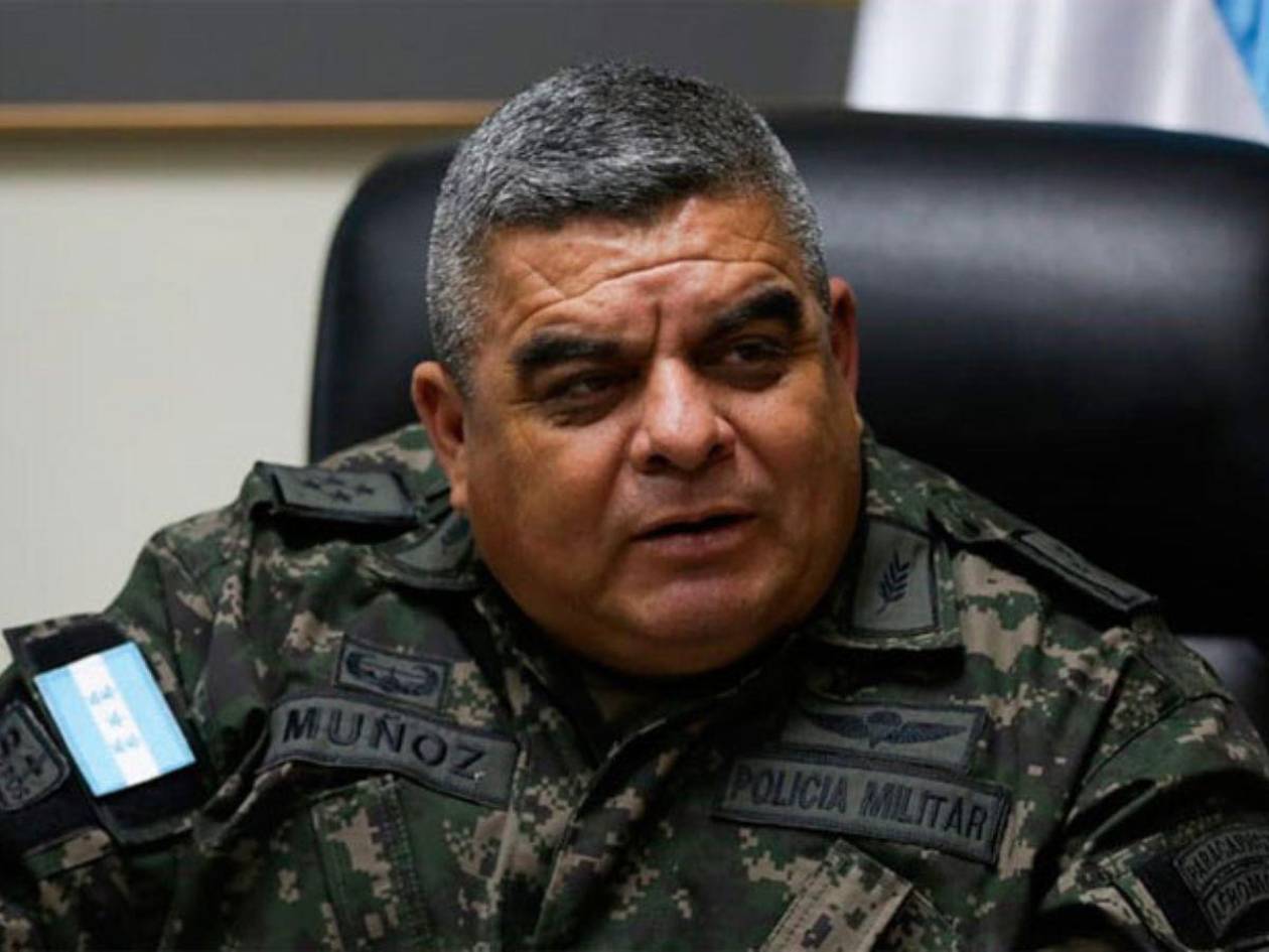 Fuerzas Armadas confirma baja de Muñoz por salud y niega que fue por presiones