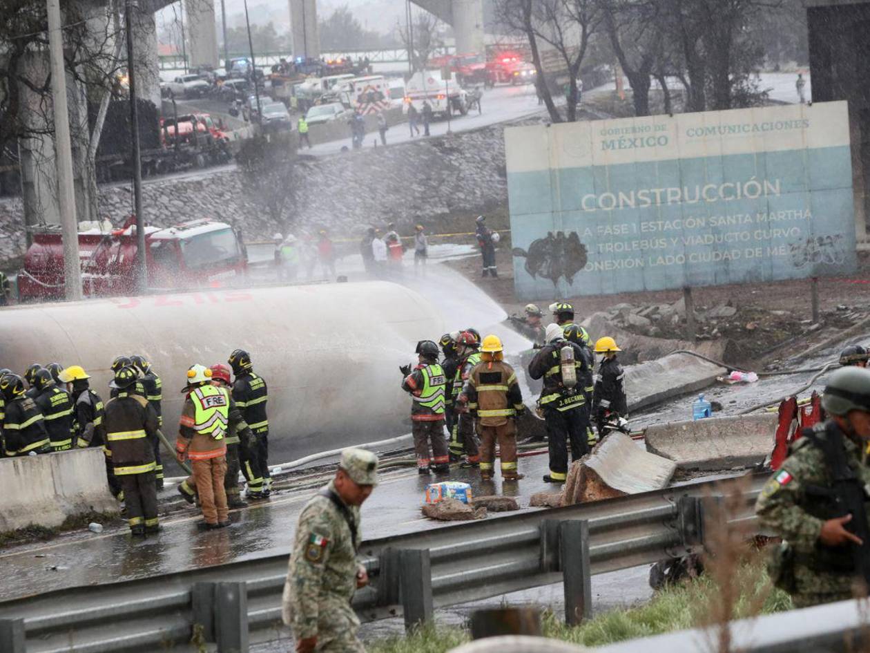 Investigan exceso de velocidad como causa de la explosión de pipa de gas en México