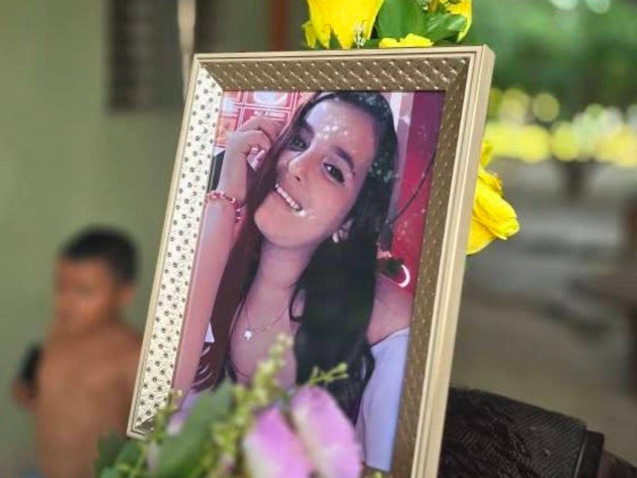 Mujer sacó a su hijo por la ventana del bus antes de morir carbonizada