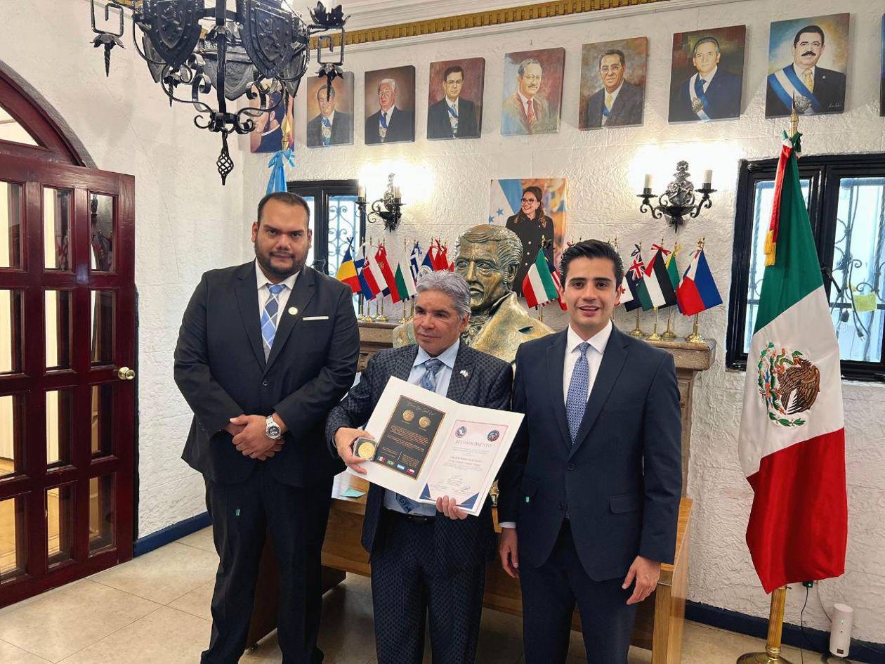 Cónsul Héctor Amador es galardonado por comunidad de abogados en México