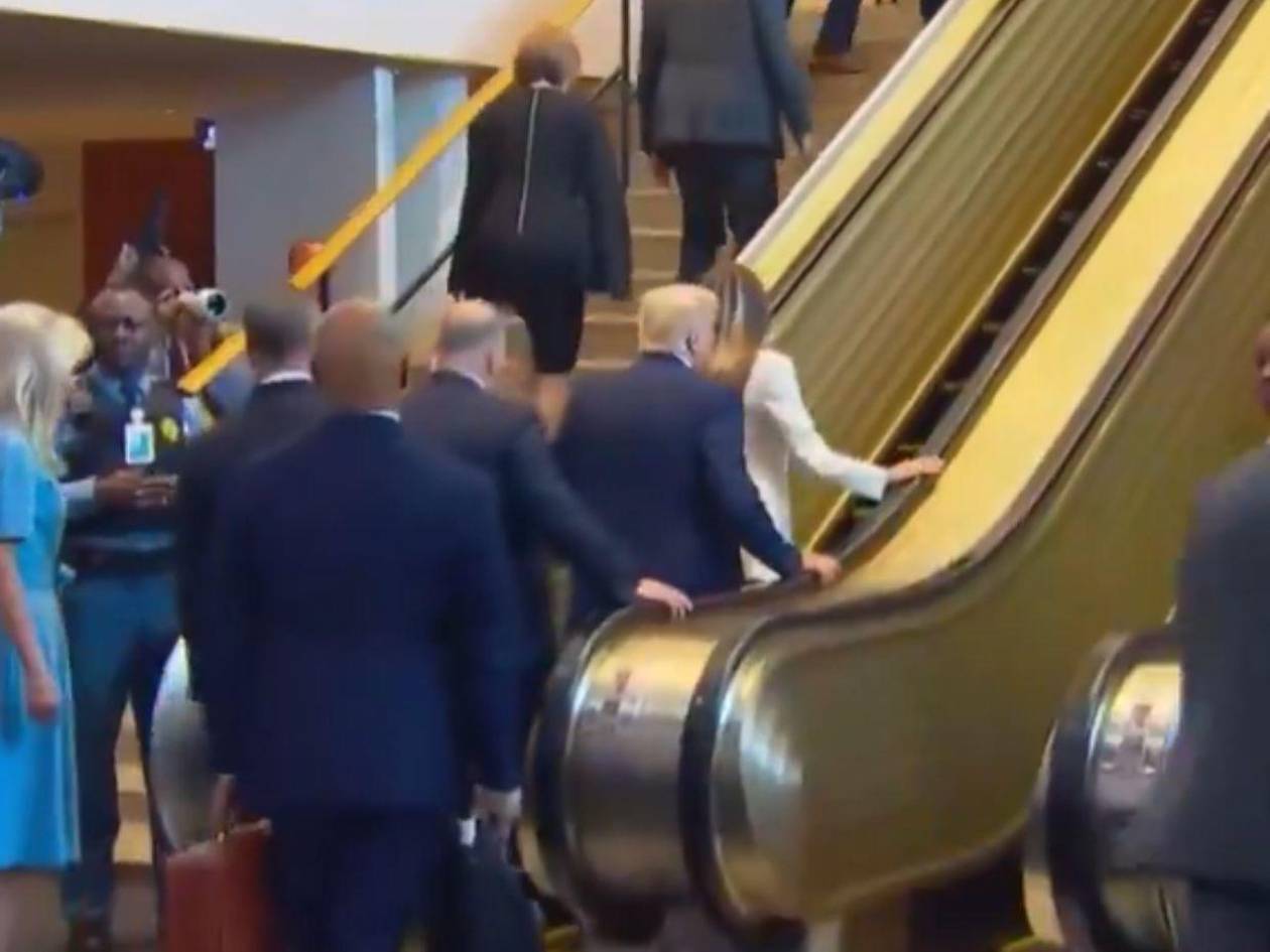 Momento en que se averían las gradas en la ONU tras la llegada de Trump