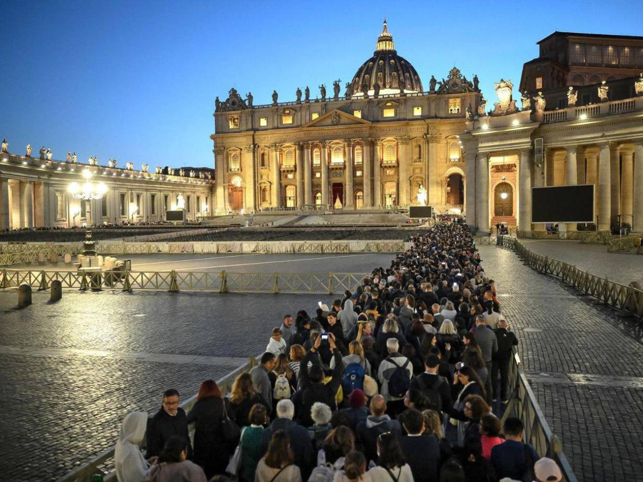 Más de 20 mil personas han rendido honores al papa Francisco en primer día de velatorio