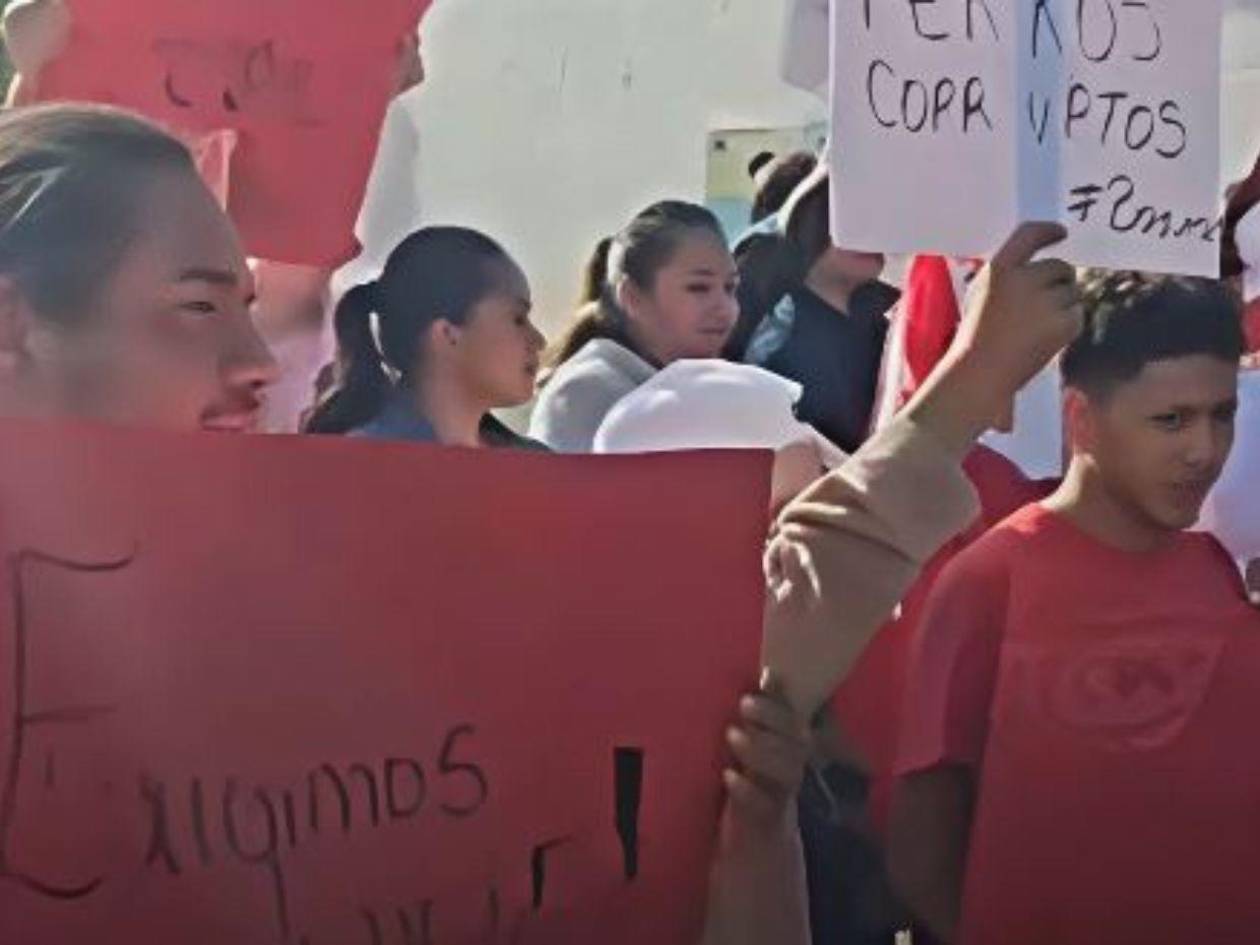 Liberales protestan ante el centro logístico del CNE por presunto fraude de actas en Tela