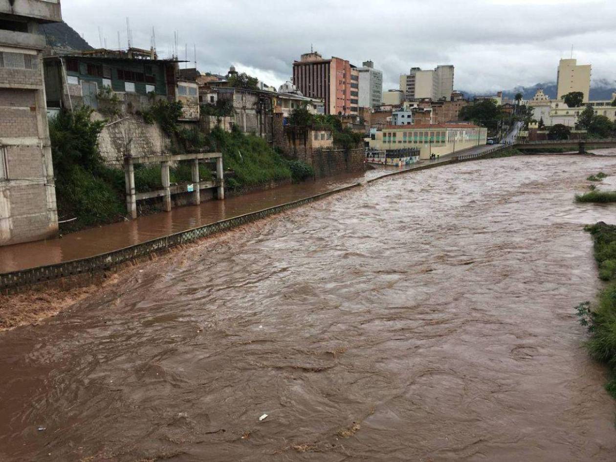 Cerrada calle entre el Congreso Nacional y el IHSS por crecida del río Choluteca