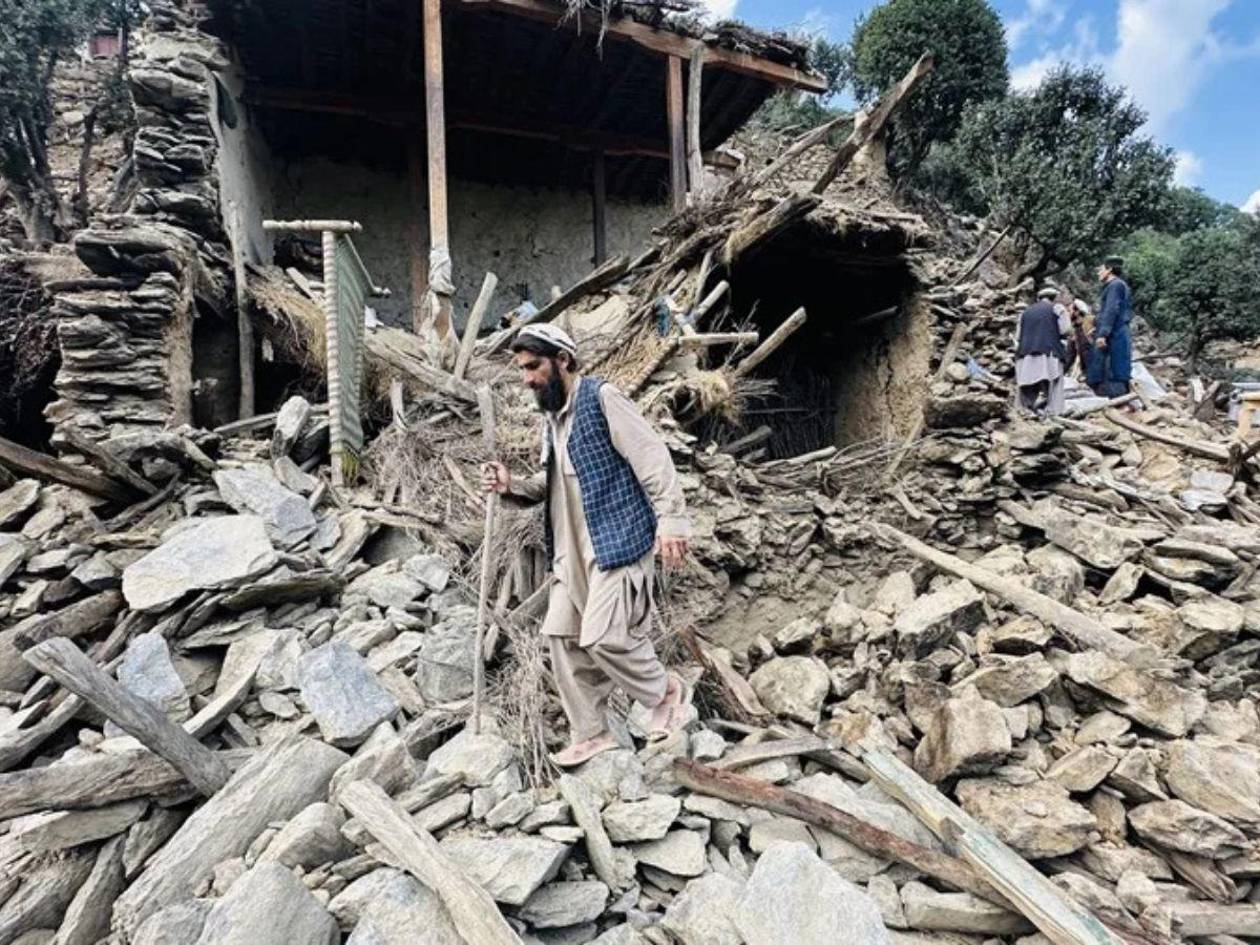 Más de 2,200 muertos y medio millón de afectados tras el sismo en Afganistán