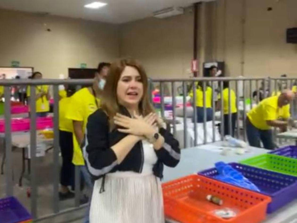 Entre aplausos, lágrimas y gritos de júbilo, empleados del Centro Logístico del CNE reciben a Cossette López