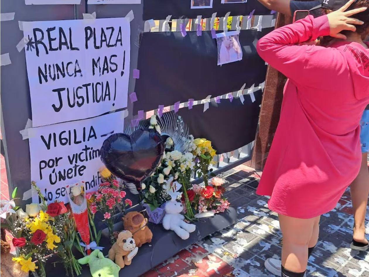 Con velas y carteles, familias exigen justicia tras derrumbe en el centro comercial de Perú