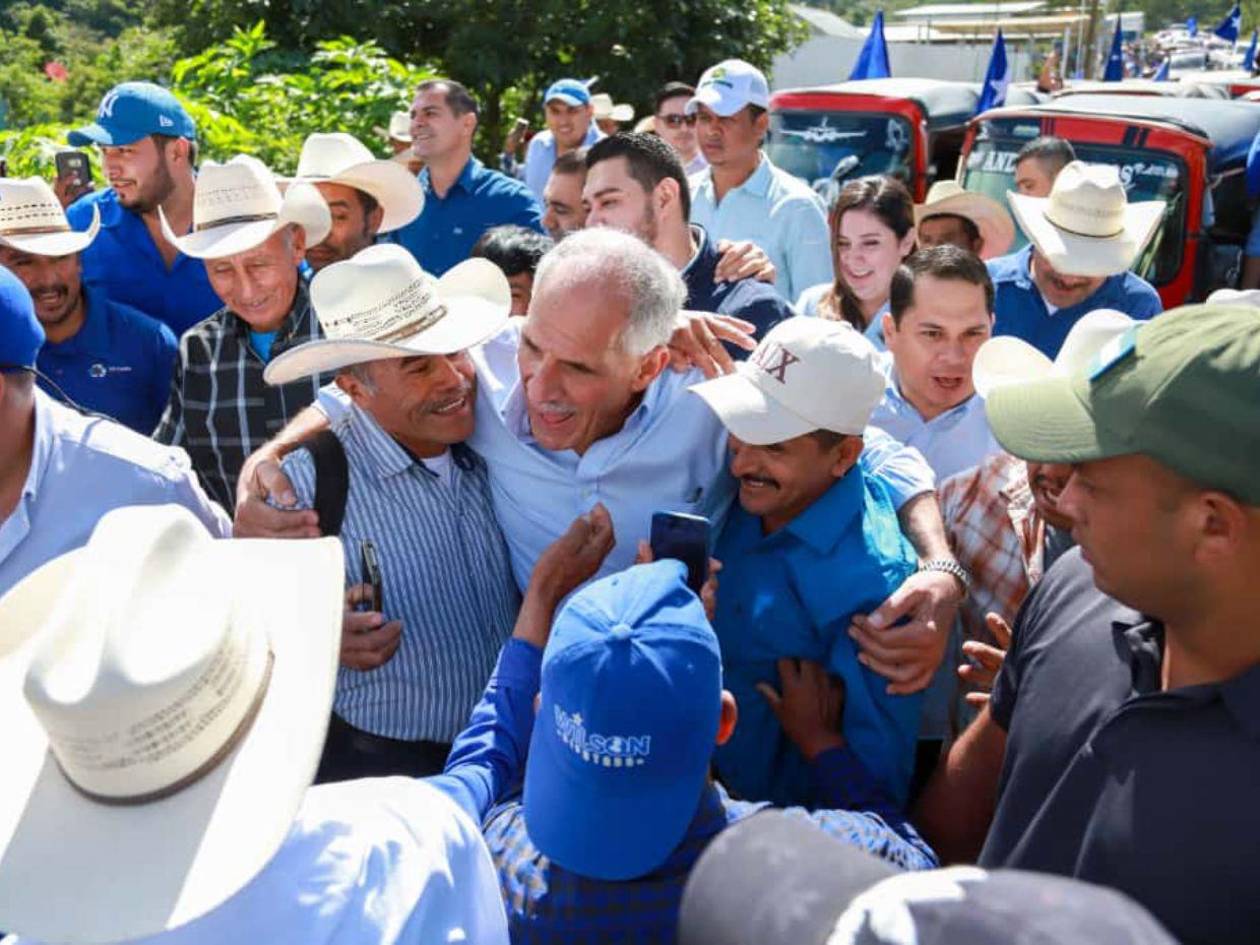 Nasry Asfura promete dotar de maquinaria para mejorar caminos productivos en Lempira