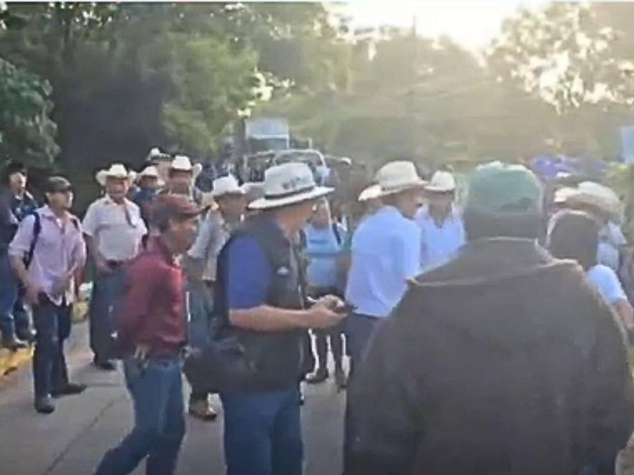 Pobladores bloquean la CA-11 en Copán para exigir obras de infraestructura