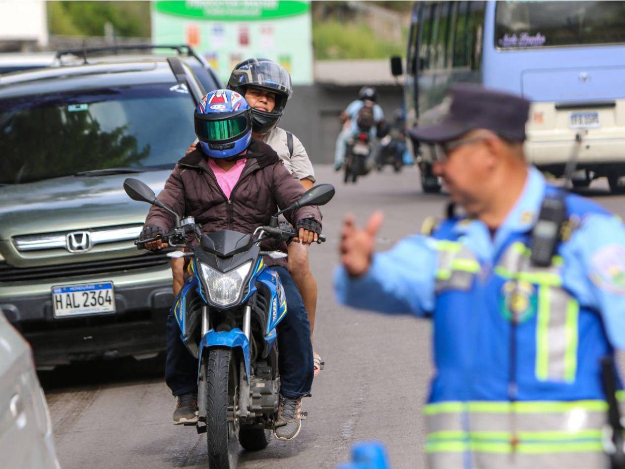 Estos son los 30 municipios dónde es prohibido andar dos hombres en motocicleta
