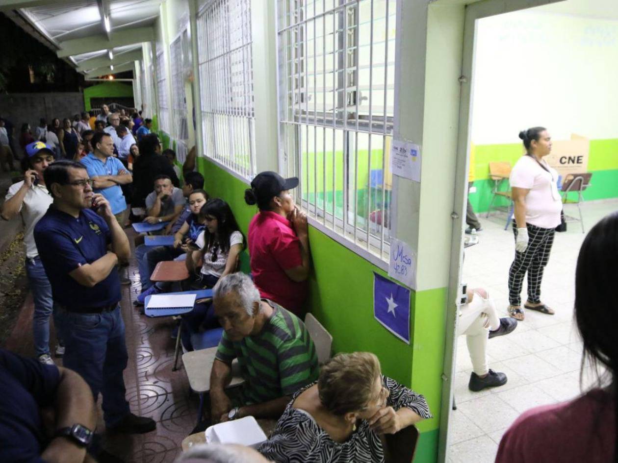 A las 7:30 de la noche abrieron las urnas en la Escuela John F. Kennedy